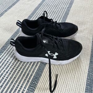 Under Armour black sneakers boys 5Y